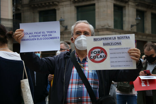 A man holds up a sign calling for Barcelona mayor Ada Colau to step down (by Eli Don)